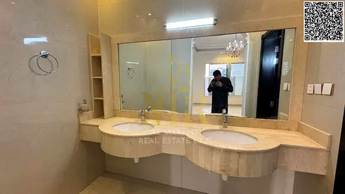 A golden opportunity in Al Yasmin: a spacious villa with a yard and parking, all services included.