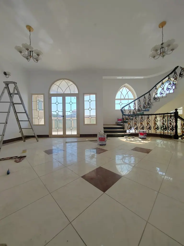 فيلا فاخرة بمسبح خاص وحديقة ومساحات واسعة وتصميم عائلي مميز في موقع حيوي بالجزات الرقة