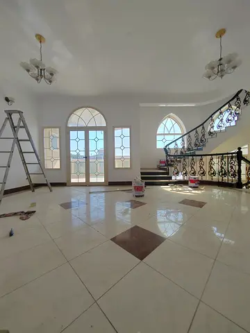 فيلا فاخرة بمسبح خاص وحديقة ومساحات واسعة وتصميم عائلي مميز في موقع حيوي بالجزات الرقة