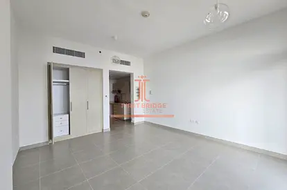 Vacant | Street View | Mid Floor
