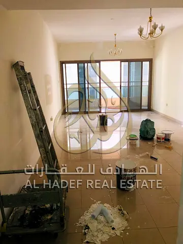 ✔️ ثلاث غرف وصالة + غرفة خادمة ✔️ بلكونة ✔️ خزائن بالحائط ✔️ 3 حمامات ✔️ جيم ومسبح مجاني ✔️ باركنج مجاني ✔️ موقع مميز قريب من جميع الخدمات