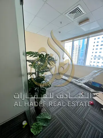 مكتب تجاري للإيجار في المجاز 3 – الشارقة موقع مميز بمساحة واسعة، يناسب جميع أنواع الشركات والمكاتب التجارية. يتميز بقربه من الخدمات، والموقع الحيوي في