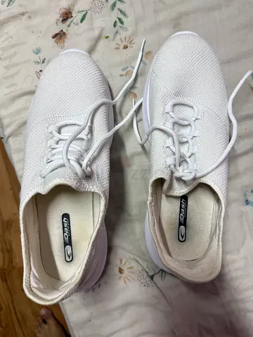 White casual knit sneakers, lightly used