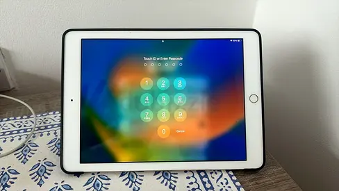 Apple iPad 2017 WiFi 32GB 9.7-inch Gold in excellent condition