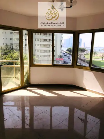 3 غرف وصالة + غرفة خادمة ماستر في المجاز 2 | 2 بلكونة + جيم ومسبح + ملعب تنس + موقع استراتيجي