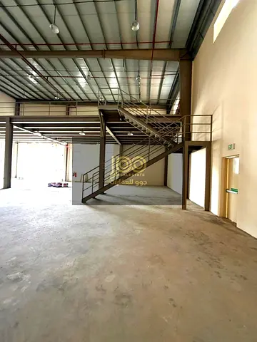 Electricity 100/Mezzanine warehouse in a strategic location on a main street/Suitable for all activities