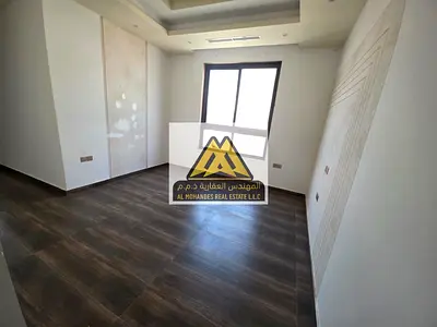 الشقة بمساحات واسعة وتشطيبات فاخرة داخل بناية حديثة، مع موقع حيوي قريب من جميع الخدمات.