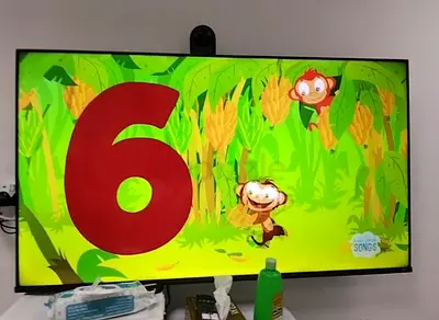 Hisense Smart Tv powered by VIDAA UHD 4K A6 Series 50 inches with box