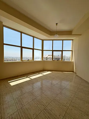 تكييف مجاني غرفتين وصالة للإيجار السنوي شقة في الشارقة – المجاز 2 صالة واسعة بتصميم عملي إطلالة مفتوحة تشطيب جيد ومساحات مناسبة للعائلات