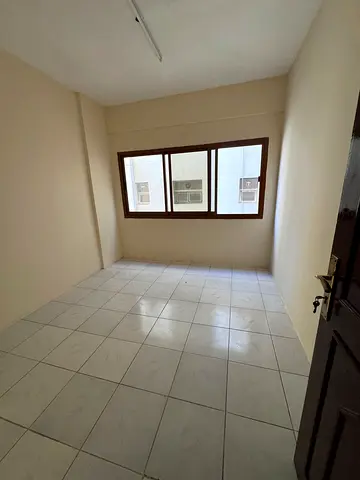 شقه غرفتين و صاله _ الجرينه الشارقه _ تكييف مركزي _ سكن عائلات _ صيانه فري _ بنايه جديده