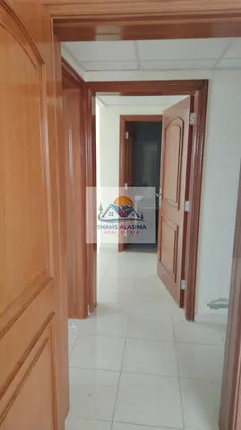 فرصة مميزة للإيجار في قلب أم القيوين – الراس على شارع الملك فيصل