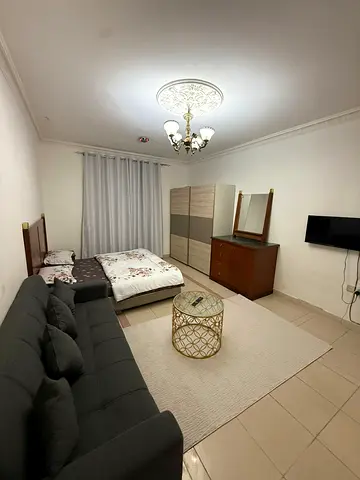 استوديو بإطلالة مفتوحة وبلكونة في كورنيش عجمان – الرميلة بسعر مميز