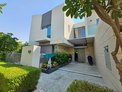 🏡 فيلا فاخرة للبيع في الزاهية – تصميم عصري مع مسبح خاص