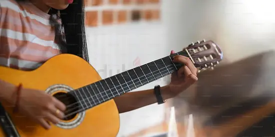 🎸 Private Guitar Lessons in Dubai – Fun, Easy  Fast Learning!