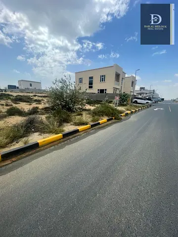 للبيع فى الشارقة منطقة الحوشي  قطعة ارض سكنية مساحة 20 الف قدم مربع على شارع قار 18 متر