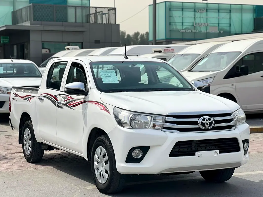 Toyota Hilux 2022 — photo 1 of 10