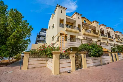 Vacant | Upgraded | Corner | Courtyard & Roof Top