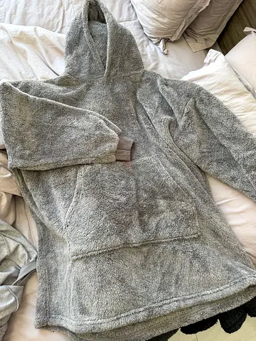 Cozy oversized grey hoodie with kangaroo pocket