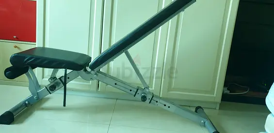 Adjustable flat/incline workout bench