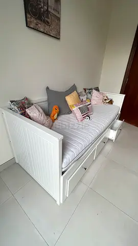 White wooden daybed with under-bed drawers
