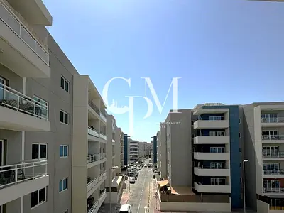 إطلالة واسعة على المجمع السكني | غرفة نوم مع شرفة