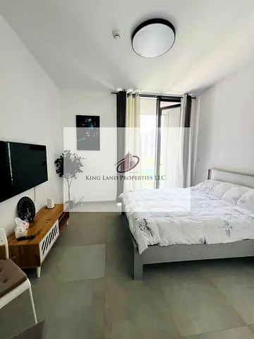 استوديو جديد كليًا مع شرفة مطلة على المسبح في منطقة الطرز للإيجار في الجادة، الشارقة