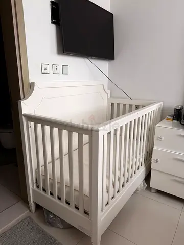 White wooden baby crib Pottery Barn in good condition (single) - sturdy design