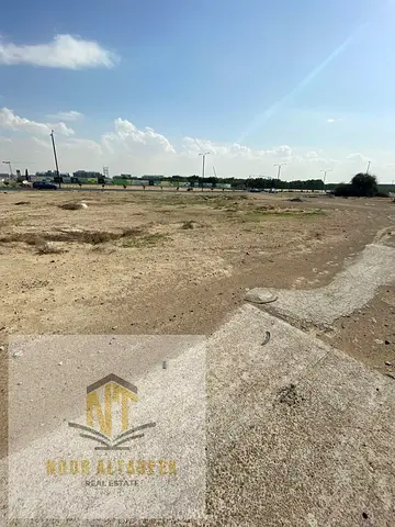 للبيع أرض سكنية مميزة في منطقة المطراق – الشارقة  تقع الأرض في موقع استراتيجي داخل منطقة المطراق، مباشرة على شارع بعرض 36 متر، مما يمنحها سهولة وصول م