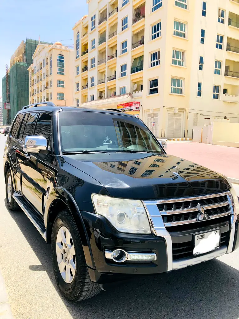 Mitsubishi Pajero 2015 — photo 1 of 7