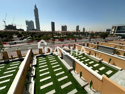 SINGLE ROW / Fully Furnished / Renovated