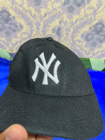 Black Baseball Cap with White Embroidered Logo – Good Condition