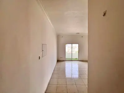 شقة غرفة وصالة للإيجار السنوي في الراشدية – شارع المرور القديم خلف جراند مول، موقع مميز في منطقة حيوية وقريبة من جميع الخدمات والمرافق.