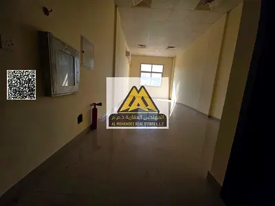 استوديو كبير بالحميدية 1، طابق أرضي، مساحة واسعة، مطبخ شبه منفصل، 20 ألف سنويًا، 4 دفعات، موقع مميز وقريب من الخدمات.