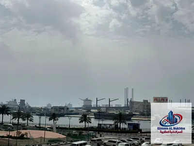 شقة غرفة وصالة للإيجار في منطقة المجرة الشارقة بإطلالة بحرية، تكييف وغاز مركزي، موقع مميز قريب من الكورنيش والخدمات والمواصلات ووسط المدينة ومناسب