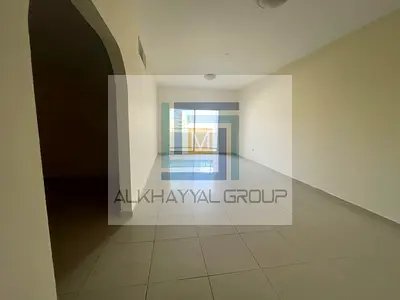 شقة غرفتين وصالة بمساحة شاسعة | ماستر + خزائن حائط | بلكونة كبيرة | خلف ميجا مول الشارقة