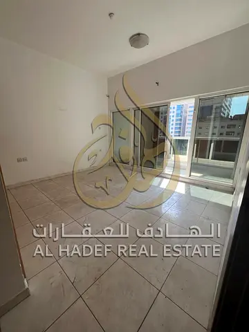 فرصة مميزة للإيجار بالمجاز 1 على شارع الملك فيصل، شقة غرفتين وصالة في بناية عائلات مع أمن وحراسة وصيانة مجانية، تكييف على المالك و15 يوم مجاني، موقع ح