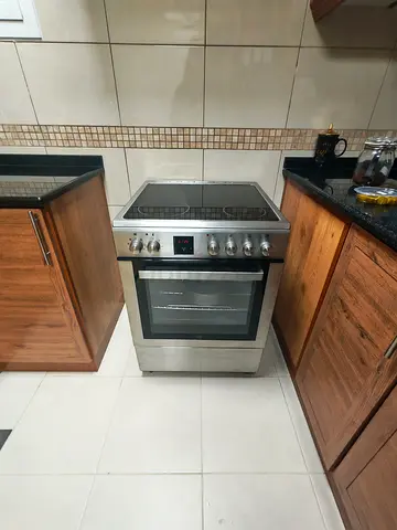 Electric Cooker in EXCELLENT condition - less than 6 months old