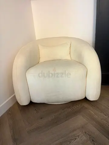 Cream Curved Upholstered Accent Chair (Swivel-style) - Comfortable Club Chair