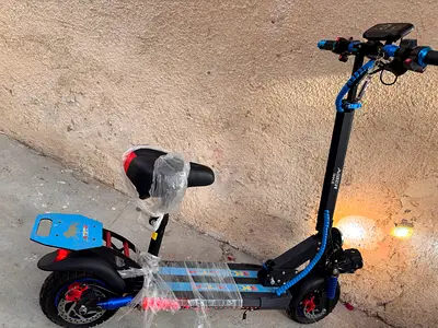 Electric scooter with detachable seat - good condition ( battery needs to be replaced)