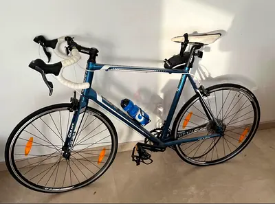 Lightweight road bike with aero handlebars and bottle cage - good condition