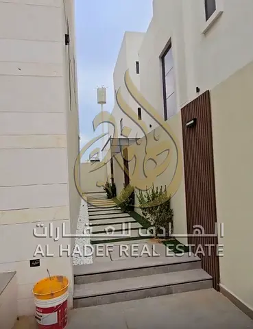 6 غرف نوم ماستر مع خزائن ملابس  مجلس ماستر مع مغاسل  ثلاث صالات واسعة مع مغاسل  مطبخ رئيسي مودرن واسع  مطبخ تحضيري إضافي  غرفة خادمة مستقلةقريبة من ال