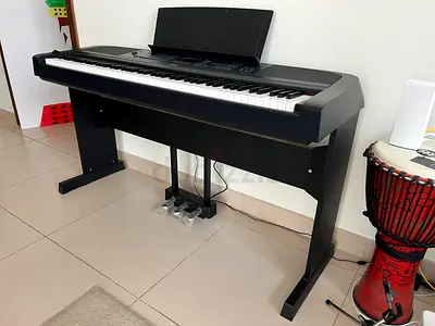 Digital Piano Yamaha DGX-670 Portable Grand with furniture