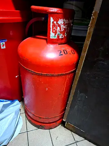 20kg Red LPG Gas Cylinder - Used (Including Gas Pipe  Regulator)