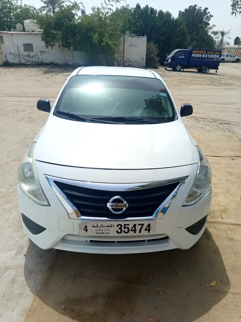 Nissan Versa 2015 — photo 1 of 6