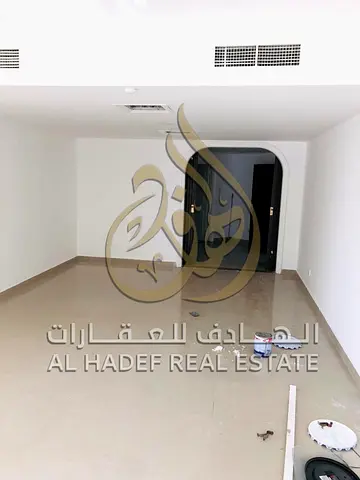 شقة 3 غرف وصالة + غرفة خادمة | مساحة واسعة مع ستور | مرافق متكاملة