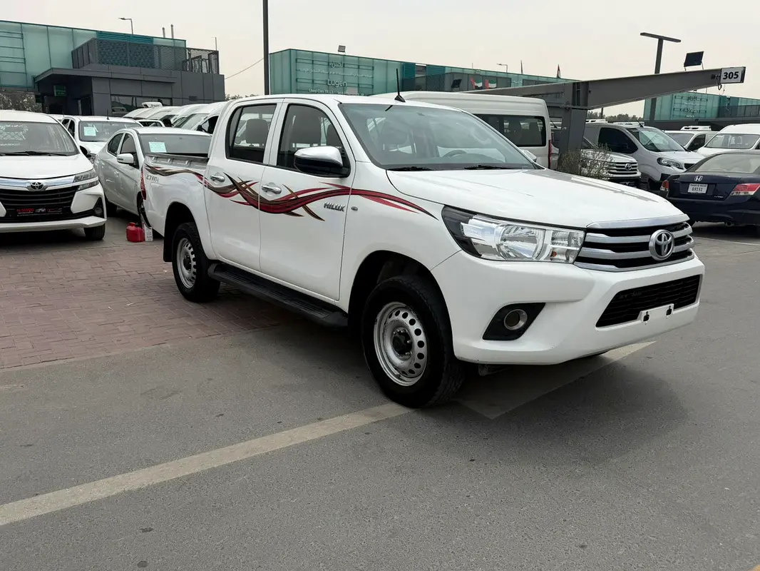 Toyota Hilux 2021 — photo 1 of 15