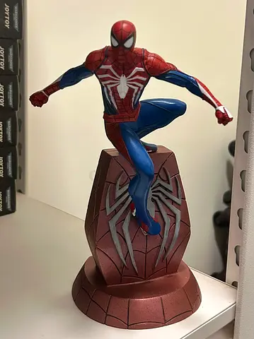 Marvel Spider-Man Display Figure from PS5 Video Game - Diamond Select Toys
