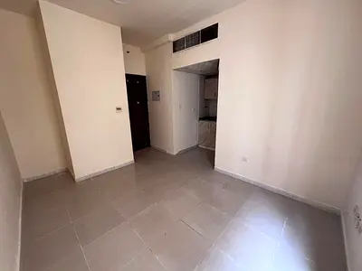 للايجار السنوي الحميديه استديو _مطبخ منفصل _تكييف مركزي_ موقع مميز خلف المرور قريب المحكمه