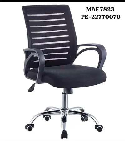 Black Mesh Office Chair with Armrests and Wheels (Adjustable Height)