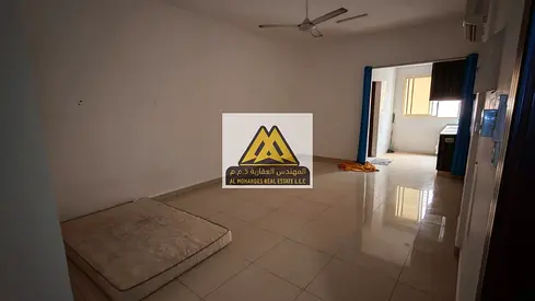 تعلن شركة المهندس العقارية عن توافر استوديو بمساحة كبيرة جداً للإيجار السنوي في منطقة الروضة 2. يتميز العقار بوجوده في بناية نظيفة ومخصصة للعائلات، مم